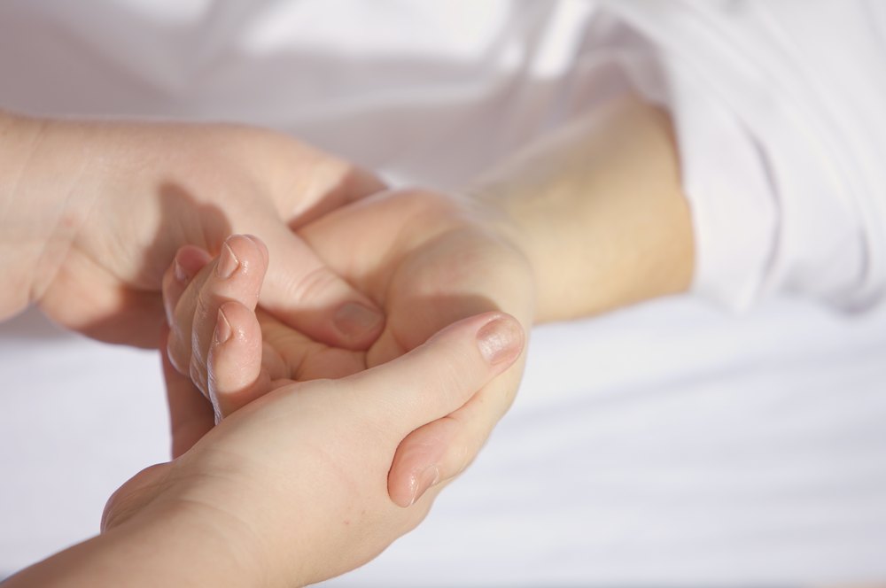 Einfühlsame Begleitung, eine Hand wird gehalten